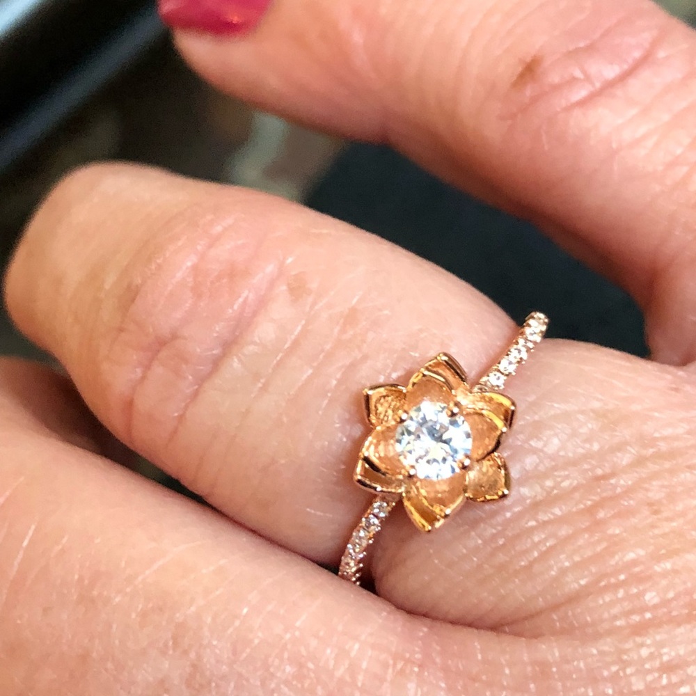 Gorgeous flower Ring - Picture 3 of 5
